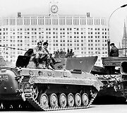 1991 metų rugpjūčio 19-ąją tankai stovėjo prie&scaron;ais Rusijos Baltuosius rūmus.