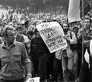Žmonės žygiuoja link Rusijos Baltųjų rūmų ir ne&scaron;a plakatą su užra&scaron;u &bdquo;Ne fa&scaron;izmui! Taip Jelcinui! Visi į streiką!&ldquo; (1991 m. rugpjūčio 19 d.).
