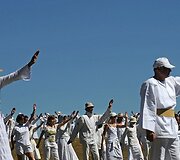 &bdquo;Baltosios brolijos&ldquo; nariai atlieka ritualinį &scaron;okį.