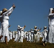 &bdquo;Baltosios brolijos&ldquo; nariai atlieka ritualinį &scaron;okį.