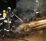 Gaisrininkas gesina automobilį
