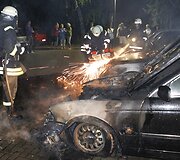 Gaisrininkai pjausto automobilio kapotą