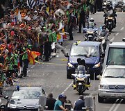 Popiežius Benediktas XVI &bdquo;papamobilyje&ldquo; mojuoja surisinkusiems žmonėms.