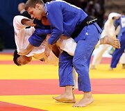 Japonas Junpei Morishita (kairėje) kovoja su kanadiečiu Sasha Mahmedovičiumi