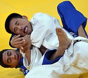Korėjietis Kangas Ho Songas (vir&scaron;uje) kovoja su britu Ashley Mckenzie