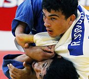 Rishodas Sobirovas (vir&scaron;uje) ir Hiroaki Hiraoka