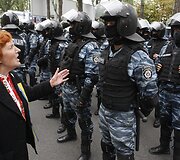 Moteris kalba su saugumo pajėgų pareigūnu