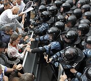 Protestuotojai bando perlipti užkardą.