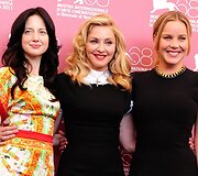Andrea Riseborough (kairėje), Madonna (centre) ir Abbie Cornishpose