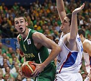 Jonas Valančiūnas (kairėje)