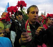 Prie Minsko arenos ne&scaron;amos gėlės