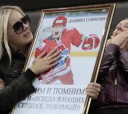Mergina laiko ledo ritulininko Daniilo Sobchenko paveikslą.