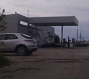 Degalinė netoli žaislų parduotuvės 
