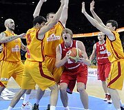 Andrejus Kirilenko apsuptas Makedonijos krep&scaron;ininkų