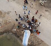 Pakistano kariai i&scaron; sraigtasparnio i&scaron;metė mai&scaron;ą maisto vietos gyventojams.