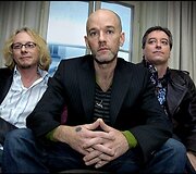 Mike'as Millsas (kairėje), Michaelas Stipe'as (centre) ir Peteris Buckas