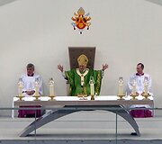 Popiežius Benediktas XVI (centre)