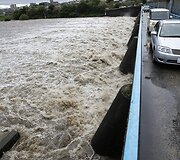 Automobiliai važiuoja per tiltą Tojotos mieste.