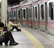 Keleiviai laukia kada bus atnaujintas metropoliteno darbas.
