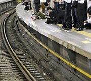 Minios žmonių Tokijuje laukia kada bus atnaujintas metropoliteno darbas.