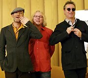 Michaelas Stipe'as (kairėje), Mike'as Millsas (centre) ir Peteris Buckas (2004 metais)