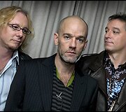 Mike'as Millsas (kairėje), Michaelas Stipe'as (centre) ir Peteris Buckas
