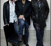 Mike'as Millsas (kairėje), Michaelas Stipe'as (centre) ir Peteris Buckas