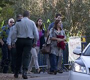 Izraelio kario Gilado Shalito &scaron;eimos nariai (kairėje - tėvas Noamas, de&scaron;inėje - mama Aviva, 2-as i&scaron; de&scaron;inės - brolis Yoelas ir 3-ia i&scaron; de&scaron;inės Yoelo mergina Hadas)