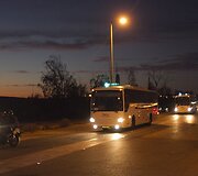 Palestiniečius kalinius vežanti automobilių kolona