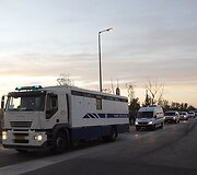 Palestiniečius kalinius vežanti automobilių kolona