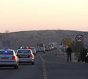 Palestiniečius kalinius vežanti automobilių kolona