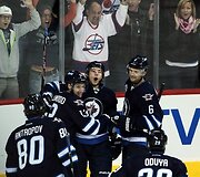 &bdquo;Jets&ldquo; ledo ritulininkai džiaugiasi įvarčiu.