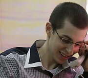 Giladas Shalitas telefonu kalba su savo &scaron;eimos nariais.