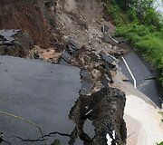 Žemės nuo&scaron;liauža Hondūre sugriovė kelio atkarpą.