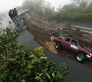 Žemės nuo&scaron;liauža Hondūre sugriovė kelio atkarpą