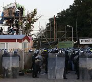 Policininkai prie gyvenvietės