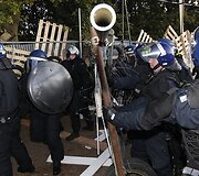 Policininkai griauna tvoras