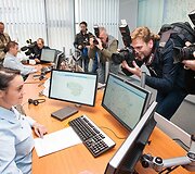 Fotografai prie Eismo informacijos centro darbuotojos