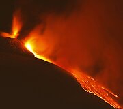 Etna ugnikalnis lieja lavą