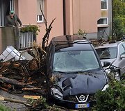 Vyras žiūri į apgadintus automobilius