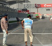 Trasos darbuotojai plauna trasą.