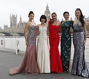 Liu Chen (&bdquo;Mis Kinija 2011&ldquo;), Midori Tanaka (&bdquo; Mis Japonija 2011), Kanishtha Dhankhar (&bdquo;Mis Indija 2011&ldquo;), Kong Chu Hy-man (&bdquo;Mis Honkongas 2011&ldquo;) ir Gwendoline Ruais (&bdquo;Mis Filipinai 2011&ldquo;)