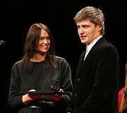 Scenografė Jūratė Paulėkaitė ir aktorius Dainius Gavenonis teatro apdovanojimuose &bdquo;Auksiniai scenos kryžiai&ldquo;