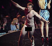 Renginio metu į sceną i&scaron;bėgo nuogas vyras.