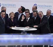 Rusijos ir Vokietijos dujų magistralės &bdquo;&Scaron;iaurės srautas&ldquo; atidarymo akimirka