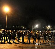 Policininkai bando suvaldyti protestuojančius sutentus