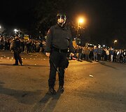 Policininkai bando suvaldyti protestuojančius sutentus