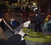 Policininkai tempia palapines.