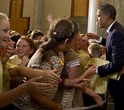 Australijos parlamento rūmuose JAV prezidentą Baracką Obamą pasitiko būrys vaikų.