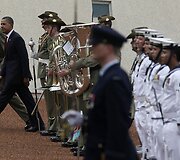 JAV prezidento Baracko Obamos pasitikimo ceremonija prie Australijos parlamento rūmų